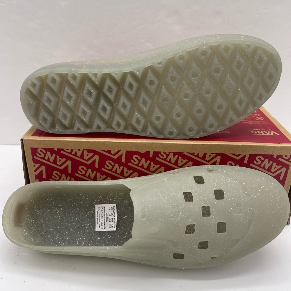 Vans Men’s Slip-On Mule Trk
Glitter Gray
VN0005V8BGF Sandals Sneakers - Picture 4 of 16